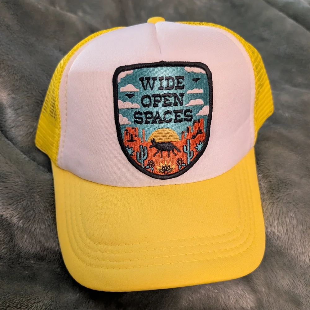 💐Yellow and White Trucker Hat with Patch - Picture 1 of 4